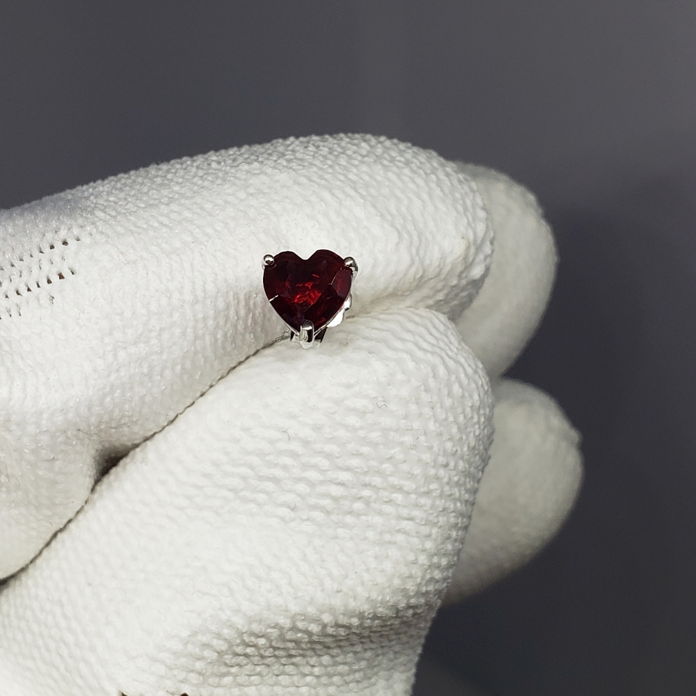 Heart shaped garnet earings